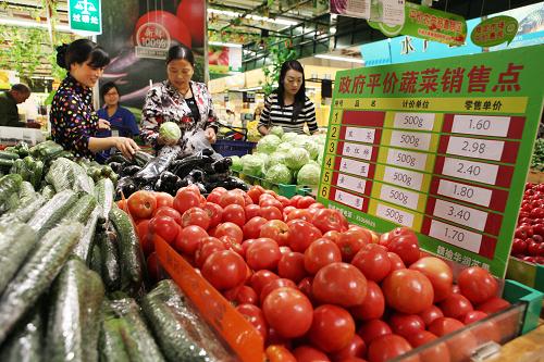 9月28日,市民在江蘇省連云港市贛榆縣一家超市選購平價蔬菜。 為確保國慶期間市場價格基本穩(wěn)定,近日,江蘇省連云港市在農(nóng)貿(mào)市場和超市設(shè)立了80多個平價農(nóng)產(chǎn)品直銷區(qū),蔬菜、水果、糧、油、肉、雞蛋六大類120多個品種的農(nóng)副產(chǎn)品實行平價銷售,其中蔬菜類價格平均低于市場價20%。 新華社發(fā)(司偉 攝)