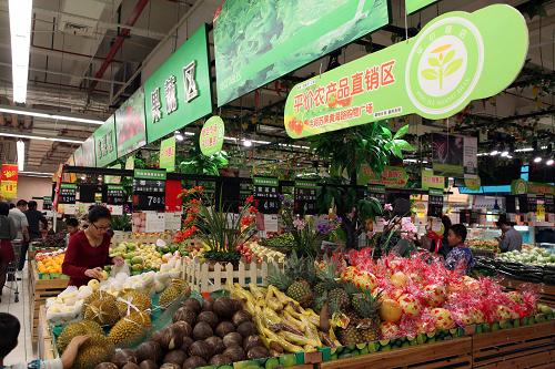 9月28日在江蘇省連云港市贛榆縣一家超市拍攝的平價農(nóng)產(chǎn)品銷售區(qū)。新華社發(fā)(司偉 攝)