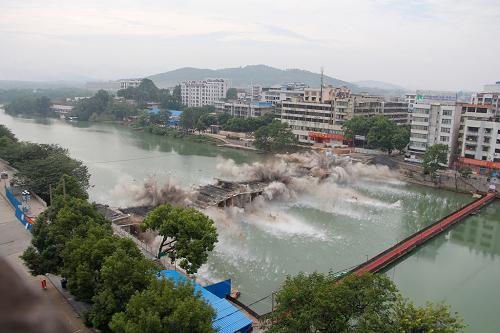 9月28日拍攝的廣西桂林市全州一橋爆破拆除瞬間。 當(dāng)日,廣西桂林市全州縣一橋成功爆破拆除。全州一橋建于1966年,為縣城主干道跨越萬(wàn)鄉(xiāng)河的主要橋梁,全長(zhǎng)123米、寬12米,為鋼筋混凝土雙曲拱橋,因存在安全隱患屬四類危橋,需拆除重建。此次爆破拆除后將在原址重建新橋,新橋建成后長(zhǎng)126米、寬21米,計(jì)劃2015年3月完工。 新華社發(fā)(梁倩 攝)
