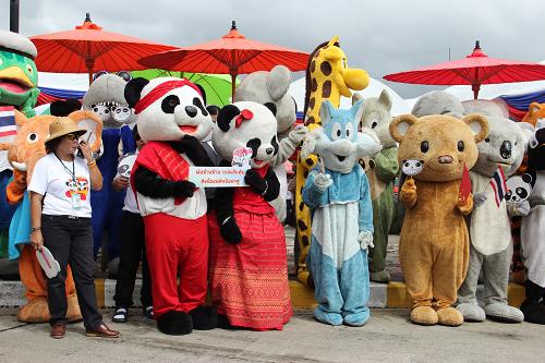 9月28日,在泰國清邁,穿上玩偶服裝的工作人員參加旅泰大熊貓“林冰”回國歡送儀式。 當(dāng)日上午,首只在泰國出生的中國大熊貓“林冰”乘泰航特別航班返回中國成都挑選配偶,它所居住的清邁動(dòng)物園在清邁國際機(jī)場(chǎng)為其舉行了隆重的歡送儀式。中國駐泰國大使寧賦魁、泰國前總理頌猜·翁沙瓦、中國駐清邁總領(lǐng)事張偉才等出席了歡送儀式并為“林冰”送上祝福。 根據(jù)中泰雙方的協(xié)議,“林冰”回國挑選配偶后,將盡量在一年內(nèi)與其配偶一起返回泰國,屆時(shí),“林冰”的父母“創(chuàng)創(chuàng)”和“林惠”將告別泰國返回中國,新的大熊貓夫婦將在泰國安度15年,成為中泰友誼的新使者。 新華社記者楊云燕攝