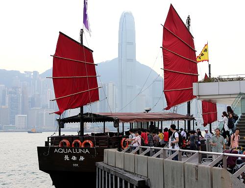 內(nèi)地游客在香港尖沙咀準(zhǔn)備乘坐“張保仔”號中式帆船參加維港游(5月11日攝)。新華社記者 李鵬 攝
