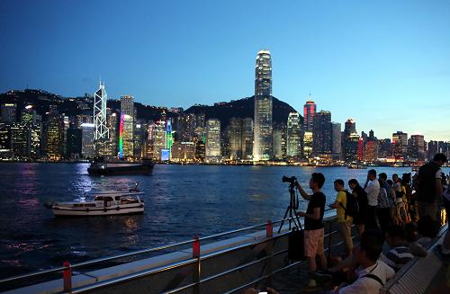 內(nèi)地游客在香港尖沙咀觀看維港夜景(7月5日攝)。新華社記者 李鵬 攝