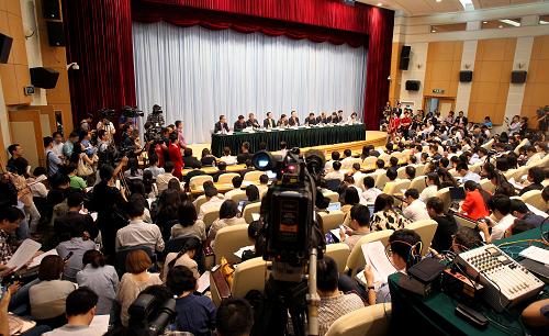 這是9月29日拍攝的說(shuō)明會(huì)現(xiàn)場(chǎng)。當(dāng)日,中國(guó)(上海)自由貿(mào)易試驗(yàn)區(qū)情況說(shuō)明會(huì)在上海舉行。試驗(yàn)區(qū)管委會(huì)以及商務(wù)部、國(guó)家發(fā)改委、央行上??偛?、上海銀監(jiān)局、海關(guān)總署、質(zhì)檢總局、財(cái)政部、國(guó)務(wù)院法制辦等相關(guān)部門(mén)的負(fù)責(zé)人介紹了有關(guān)政策舉措,并答記者問(wèn)。當(dāng)日,中國(guó)(上海)自由貿(mào)易試驗(yàn)區(qū)掛牌成立,試驗(yàn)區(qū)各項(xiàng)事務(wù)正式啟動(dòng)運(yùn)作。新華社記者 劉穎 攝