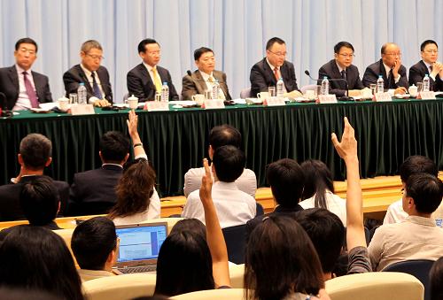 9月29日,記者在說(shuō)明會(huì)上舉手提問(wèn)。新華社記者 劉穎 攝