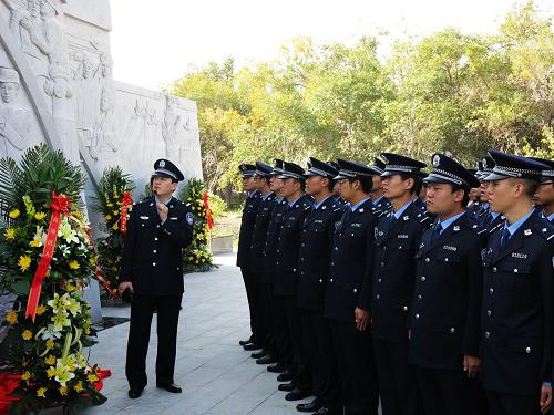 9月29日,公安民警在聆聽(tīng)有關(guān)英烈紀(jì)念碑的介紹。當(dāng)日,新疆公安英烈紀(jì)念園在烏魯木齊革命烈士陵園落成開(kāi)放。據(jù)新疆維吾爾自治區(qū)公安廳介紹,新疆公安英烈紀(jì)念園鐫刻著建國(guó)以來(lái)新疆113名公安烈士的英名,他們犧牲時(shí)的平均年齡只有31歲。新疆公安英烈紀(jì)念園由紀(jì)念廣場(chǎng)和紀(jì)念碑兩部分構(gòu)成。紀(jì)念廣場(chǎng)長(zhǎng)、寬各40.8米,面積約1660平方米,象征在面積為166萬(wàn)平方公里的新疆工作的全區(qū)各級(jí)公安機(jī)關(guān)及其各族公安民警官兵穩(wěn)疆興疆、富民固邊的信念。紀(jì)念碑呈三段山形墻面,寓意新疆“三山夾兩盆”的壯美地形。新華社記者 蔡國(guó)棟 攝