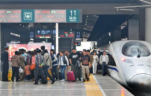 9月30日,旅客乘坐列車到達北京南站。當日是國慶假期前一天,全國各地迎來國慶長假首個出行高峰。新華社發(fā)(楊寶森 攝)