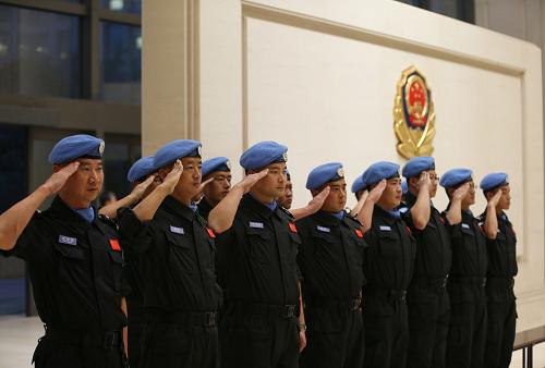 9月29日,先遣隊(duì)員整裝待發(fā)。應(yīng)聯(lián)合國要求,中國近期向聯(lián)合國利比里亞任務(wù)區(qū)派遣一支140人的維和警察防暴隊(duì)。首批14名先遣隊(duì)員30日凌晨從北京首都國際機(jī)場啟程,前往利比里亞維和任務(wù)區(qū)。先遣隊(duì)主要承擔(dān)接收維和裝備物資、修繕營地、對外聯(lián)絡(luò)等工作,為大部隊(duì)進(jìn)駐任務(wù)區(qū)打好基礎(chǔ)。這是中國第一次向非洲派遣成建制維和警察防暴隊(duì)。新華社記者 金立旺 攝