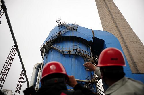 9月30日,在蘭州第二熱電廠,兩名工作人員在查看環(huán)保脫硫裝置。根據(jù)《蘭州市2013—2014年度冬季大氣污染防治工作方案》,從10月1日起蘭州市將進(jìn)入大氣污染防治集中整治階段。全市將采取重污染企業(yè)停產(chǎn)減污、監(jiān)管重點(diǎn)工業(yè)源、防控低空面源污染、綜合整治揚(yáng)塵污染等措施,提高重度污染天氣應(yīng)急處置能力。今年蘭州市冬季大氣污染防治工作較往年整整提前了一個(gè)月,采取的措施也較為嚴(yán)厲。新華社記者 張錳 攝