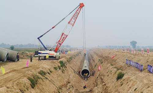 9月30日,南水北調(diào)工程配套工程河北省邢清干渠南和段正在施工。作為南水北調(diào)工程的配套工程,河北省計劃建設(shè)水廠以上輸水工程線路總長約2100公里,包括廊涿、保滄、石津、邢清4條大型干渠和邯鄲、邢臺、石家莊、保定、廊坊、滄州、衡水7個市輸水工程,總投資約300億元。目前,廊涿干渠全面建設(shè)完成,具備了通水條件;邢清、保滄干渠完成管道制造56公里,安裝15公里,已進入全面建設(shè)階段;石津干渠石家莊市區(qū)段工程基本建成,其他區(qū)段已開工建設(shè)。新華社發(fā)(牟宇 攝)