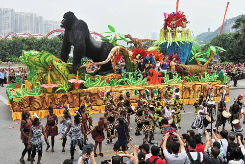 9月30日,一輛巡游的花車經(jīng)過廣西柳州市駕鶴路。當(dāng)日,2013中國柳州國際水上狂歡節(jié)以一場“狂歡大巡游”拉開帷幕。10輛造型各異的花車和國內(nèi)外各具特色的演藝團(tuán)體為市民和游客帶來一場歡樂盛宴。2013中國柳州國際水上狂歡節(jié)從9月30日到10月4日舉辦,圍繞百里柳江水元素,舉辦系列文化活動(dòng)和體育賽事。新華社記者 李斌 攝