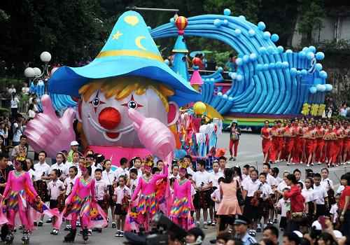 9月30日,一輛巡游的花車經(jīng)過廣西柳州市駕鶴路。新華社記者 李斌 攝
