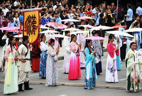 9月30日,巡游隊(duì)伍在廣西柳州市駕鶴路上展示漢服。新華社記者 李斌 攝