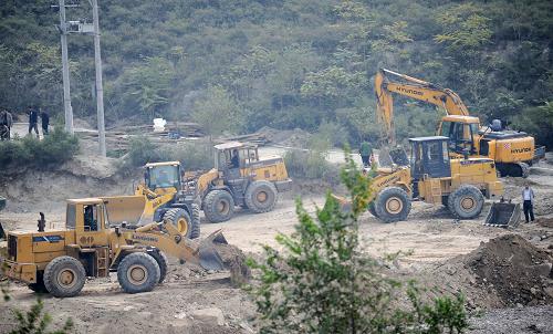 10月1日拍攝的河北武安市冶陶鎮(zhèn)塌陷事故現(xiàn)場。9月30日凌晨,河北武安市冶陶鎮(zhèn)后山村東北方向一公里處一廢棄廠房的房屋發(fā)生意外塌陷,造成在該房屋休息的16人下落不明。截至10月2日中午,16名被埋人員仍未找到,具體塌陷原因正在調(diào)查。經(jīng)過現(xiàn)場救援專家勘察,這次坍塌造成地面塌陷深度在15米到20米。塌陷事故發(fā)生后,當?shù)赜嘘P(guān)部門調(diào)集了消防、地質(zhì)救援隊等近200余名救援人員開展救援工作,16臺大型機械設(shè)備24小時不停地在現(xiàn)場清理塌陷后覆蓋的土層。但是,由于地質(zhì)情況復雜,加上塌陷之后的作業(yè)面相對較小,給救援工作帶來不利影響。新華社記者 王曉 攝