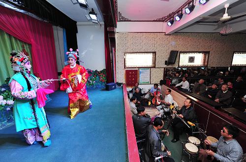 10月4日,在寧夏回族自治區(qū)銀川市興慶區(qū)自強社區(qū)內(nèi),秦韻樂藝術(shù)團的成員在給社區(qū)里的老年人表演秦腔劇目。“十一”黃金周,相比四處游山玩水的年輕人,生活在城市社區(qū)里的老年人也擁有自己豐富多彩的假期生活,在寧夏回族自治區(qū)銀川市活躍著一支以秦腔劇目表演為主要節(jié)目的藝術(shù)團——秦韻樂藝術(shù)團,這支成員平均年齡在58歲的秦腔劇團在假期里走街串巷,為社區(qū)里的老年人送上了精彩的秦腔劇目演出,豐富了假日里的基層文化生活。秦韻樂藝術(shù)團2002年成立,成員都是退休在家的秦腔愛好者,藝術(shù)團成立至今在銀川市的公園、社區(qū)、工廠已經(jīng)為群眾奉獻了近千場的義務(wù)演出。新華社記者 彭昭之 攝