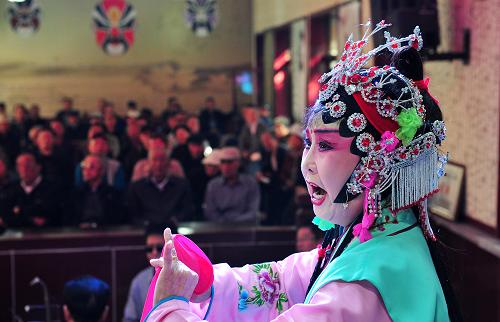 10月4日,在寧夏回族自治區(qū)銀川市興慶區(qū)自強社區(qū)內(nèi),秦韻樂藝術(shù)團的成員在給社區(qū)里的老年人表演秦腔劇目。新華社記者 彭昭之 攝