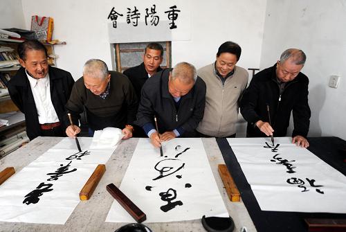10月13日,河北省香河縣魏家灘村的“麥野堂”農(nóng)民詩(shī)社成員聚集一堂,揮毫潑墨共慶重陽(yáng)。新華社記者 李曉果 攝