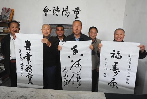 10月13日,“麥野堂”農(nóng)民詩(shī)舍成員展示剛剛揮就的書(shū)法作品。“麥野堂”農(nóng)民詩(shī)社成立于2011年,目前擁有四十余名成員,共創(chuàng)作詩(shī)詞1200余首,并先后有200余幅書(shū)畫(huà)作品參加了省市縣的書(shū)畫(huà)作品展覽。新華社記者 李曉果 攝