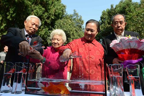 10月13日,“金婚”老人們將象征純潔愛(ài)情的泉水匯集在一起。當(dāng)日,10對(duì)“金婚”老人在濟(jì)南趵突泉畔舉行紀(jì)念儀式,將一杯杯象征愛(ài)情的泉水匯集在一起,倒入趵突泉中,共同慶祝相濡以沫一起走過(guò)了50年婚姻生活。新華社記者 朱崢 攝