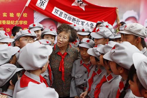 10月13日,紅軍后代任遠芳在活動現(xiàn)場為習(xí)仲勛紅軍小學(xué)和廣州的紅軍小學(xué)學(xué)生講述革命故事。新華社發(fā)(劉長龍 攝)