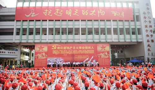 這是10月13日拍攝的廣州首批四所紅軍小學(xué)的授旗授牌儀式現(xiàn)場。當(dāng)日,廣州首批四所紅軍小學(xué)授旗授牌儀式舉行,全國130多所紅軍小學(xué)的師生代表和紅軍后代參加。據(jù)了解,此次“廣州起義紅軍小學(xué)”“廣州八一紅軍小學(xué)”“廣州第四師紅軍小學(xué)”“華南師范大學(xué)附屬中學(xué)紅軍小學(xué)”等廣州四所紅軍小學(xué)的建立,使全國紅軍小學(xué)達到141所。新華社記者 李琰 攝