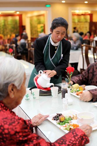 10月13日,金手杖公寓工作人員為老年人節(jié)日聚餐服務(wù)。 重陽(yáng)節(jié)來(lái)臨之際,北京市昌平區(qū)鄭各莊村70歲以上老年人免費(fèi)入住村辦水城金手杖國(guó)際養(yǎng)生公寓養(yǎng)老。該村近年來(lái)發(fā)展集體經(jīng)濟(jì),建立鄭各莊村老年慈善專項(xiàng)基金,自籌資金創(chuàng)辦了金手杖養(yǎng)生公寓。它集社區(qū)養(yǎng)老、醫(yī)療養(yǎng)老、機(jī)構(gòu)養(yǎng)老、度假養(yǎng)老等優(yōu)勢(shì)于一身,建立了多元化、分層次的綜合養(yǎng)老網(wǎng)絡(luò),滿足現(xiàn)階段不同家庭照顧老年人的不同需求。 新華社發(fā)(朱樹(shù)堂 攝)