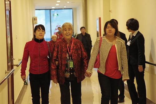 10月13日,京郊鄭各莊村老人在家人陪伴下入住村辦金手杖公寓。重陽(yáng)節(jié)來(lái)臨之際,北京市昌平區(qū)鄭各莊村70歲以上老年人免費(fèi)入住村辦水城金手杖國(guó)際養(yǎng)生公寓養(yǎng)老。該村近年來(lái)發(fā)展集體經(jīng)濟(jì),建立鄭各莊村老年慈善專項(xiàng)基金,自籌資金創(chuàng)辦了金手杖養(yǎng)生公寓。它集社區(qū)養(yǎng)老、醫(yī)療養(yǎng)老、機(jī)構(gòu)養(yǎng)老、度假養(yǎng)老等優(yōu)勢(shì)于一身,建立了多元化、分層次的綜合養(yǎng)老網(wǎng)絡(luò),滿足現(xiàn)階段不同家庭照顧老年人的不同需求。新華社發(fā)(石靜 攝)