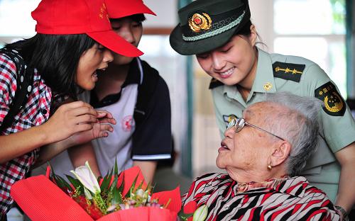 10月13日,泉州邊檢站警官和泉州醫(yī)學(xué)高等專科學(xué)校的青年志愿者們?cè)谂?0歲的孤寡老人蘇綿綿聊天。重陽(yáng)節(jié)來(lái)臨之際,福建泉州邊檢站官兵、泉州青年志愿者們來(lái)到泉州市紅梅新村的鯉城區(qū)社會(huì)福利院,開(kāi)展“九九重陽(yáng)節(jié) 濃濃敬老情”敬老愛(ài)老公益活動(dòng)。他們有的為老人捶背梳頭,有的陪老人嘮家常,并為老人們進(jìn)行簡(jiǎn)單體檢,讓這些孤寡老人感受節(jié)日的溫暖。鯉城區(qū)社會(huì)福利院是泉州民政部門(mén)籌資興建的綜合社會(huì)福利院,設(shè)有床位190張,常年居住著120多位無(wú)子女、無(wú)自理能力、無(wú)生活來(lái)源的“三無(wú)”老人。新華社記者 魏培全 攝