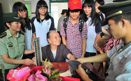 10月13日,泉州邊檢站軍醫(yī)在為鯉城區(qū)社會(huì)福利院里的老人進(jìn)行免費(fèi)體檢。 重陽(yáng)節(jié)來(lái)臨之際,福建泉州邊檢站官兵、泉州青年志愿者們來(lái)到泉州市紅梅新村的鯉城區(qū)社會(huì)福利院,開(kāi)展“九九重陽(yáng)節(jié) 濃濃敬老情”敬老愛(ài)老公益活動(dòng)。他們有的為老人捶背梳頭,有的陪老人嘮家常,并為老人們進(jìn)行簡(jiǎn)單體檢,讓這些孤寡老人感受節(jié)日的溫暖。 鯉城區(qū)社會(huì)福利院是泉州民政部門(mén)籌資興建的綜合社會(huì)福利院,設(shè)有床位190張,常年居住著120多位無(wú)子女、無(wú)自理能力、無(wú)生活來(lái)源的“三無(wú)”老人。 新華社記者 魏培全 攝