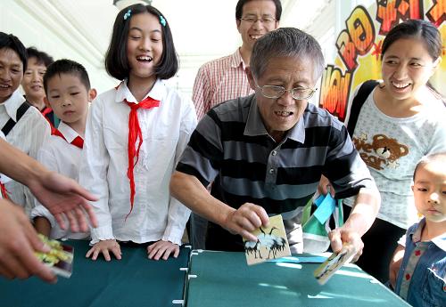 10月13日,11歲的尹佳琦和爺爺尹遵智一起參加“重陽(yáng)對(duì)對(duì)碰”游戲。當(dāng)日是中國(guó)傳統(tǒng)的重陽(yáng)節(jié),“老少重陽(yáng) 別樣隊(duì)日——上海市青少年傳統(tǒng)文化感知行重陽(yáng)節(jié)特別活動(dòng)”在中福會(huì)少年宮舉行。孩子們與爺爺奶奶、外公外婆一起參加隊(duì)日活動(dòng),開(kāi)展親子游戲,在其樂(lè)融融中感受重陽(yáng)節(jié)的傳統(tǒng)內(nèi)涵,懂得“愛(ài)老”、“敬老”的責(zé)任。新華社記者 劉穎 攝