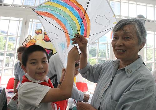 10月13日,10歲的趙知毅和奶奶趙亞琴在展示兩人制作的風(fēng)箏。當(dāng)日是中國(guó)傳統(tǒng)的重陽(yáng)節(jié),“老少重陽(yáng) 別樣隊(duì)日——上海市青少年傳統(tǒng)文化感知行重陽(yáng)節(jié)特別活動(dòng)”在中福會(huì)少年宮舉行。孩子們與爺爺奶奶、外公外婆一起參加隊(duì)日活動(dòng),開(kāi)展親子游戲,在其樂(lè)融融中感受重陽(yáng)節(jié)的傳統(tǒng)內(nèi)涵,懂得“愛(ài)老”、“敬老”的責(zé)任。新華社記者 劉穎 攝