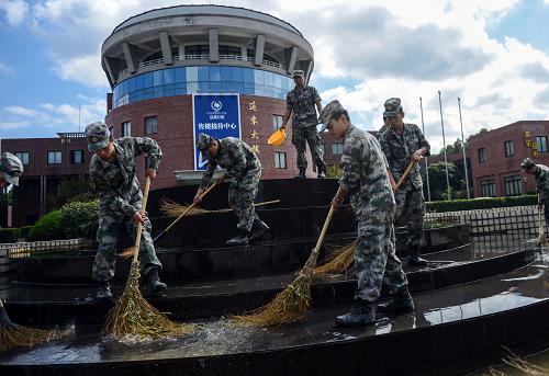 10月13日,南京軍區(qū)“硬骨頭六連”所在師官兵在余姚市遠東工業(yè)園內(nèi)開展環(huán)境清理。目前,浙江省余姚市災(zāi)后衛(wèi)生防疫工作全面展開。據(jù)當?shù)卣榻B,為確保大災(zāi)之后無大疫,余姚市堅持“水退一片,環(huán)衛(wèi)、防疫跟進一片”。全市受災(zāi)鄉(xiāng)鎮(zhèn)87%以上的村(社區(qū))已開展災(zāi)后防疫,各企事業(yè)單位的內(nèi)部消殺工作也全面展開。新華社記者 韓傳號 攝