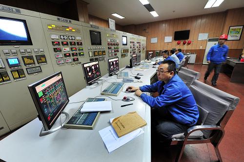 10月13日,在寧夏回族自治區(qū)銀川市熱電廠內(nèi),工人們在供熱管網(wǎng)的機(jī)房內(nèi)核對各項(xiàng)供熱供暖參數(shù)。今年冬季,寧夏回族自治區(qū)銀川市將于2013年10月20日開始供暖,延遲至2014年4月10日停暖,采暖期延長20天。目前,銀川市發(fā)改委在其官方微博上公示,仍按5個月采暖期收費(fèi),延長供暖不增加收費(fèi)。10月13日,記者走訪銀川市多家大型供熱企業(yè)獲悉,為了確保10月20日供暖,銀川市各供熱企業(yè)準(zhǔn)備工作已經(jīng)就緒,部分供熱企業(yè)已向用戶發(fā)出試水通知。新華社記者 彭昭之 攝