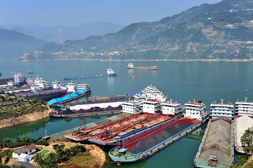 10月13日,船舶??吭谒粷q至170.01米時的三峽大壩上游湖北省秭歸縣沙灣水域等待過閘。當日14時,正在進行汛后蓄水的三峽水庫水位達到170.01米。這意味著2013年三峽樞紐175米試驗性蓄水自此進入“5米倒計時”。三峽樞紐將力爭在今年10月底或11月份完成新一輪175米蓄水目標。新華社發(fā)(王輝富 攝)
