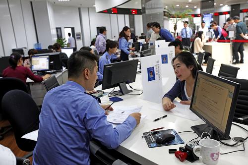 10月14日上午,眾多企業(yè)代表來到自貿(mào)區(qū)綜合服務(wù)大廳咨詢辦理業(yè)務(wù)。新華社發(fā)(徐網(wǎng)林 攝)