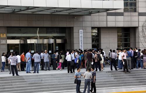 10月14日上午9時(shí)之前,中國(guó)(上海)自由貿(mào)易試驗(yàn)區(qū)綜合服務(wù)大廳外等候開門的人排起長(zhǎng)隊(duì)。新華社發(fā)(徐網(wǎng)林 攝)