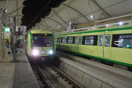 10月14日,一列朝覲輕軌列車駛?cè)肷程匕⒗溂拥拿准{站。新華社發(fā)(董立巍攝)