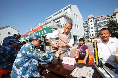 10月14日,東海艦隊派出多支醫(yī)療分隊,奔赴余姚受災居民區(qū),給群眾免費診治,發(fā)放醫(yī)藥。10月12日起,赴寧波搶險救災的東海艦隊官兵開始配合當?shù)卣D入災后重建。截至當日14時,東海艦隊已累計出動官兵2489人次,清理道路、溝渠42公里,診治群眾400多人次,防疫消毒1.8萬平方米,發(fā)放醫(yī)藥價值2.5萬余元。新華社發(fā)(代宗鋒 攝)