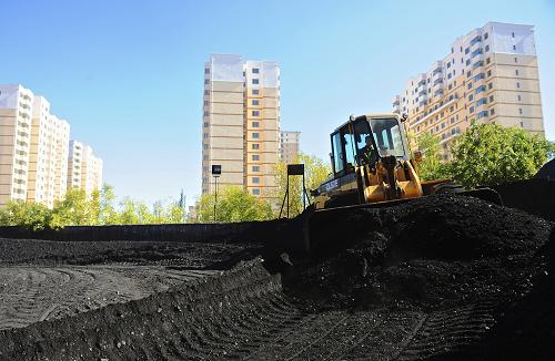 10月15日,呼和浩特市三合村熱源廠的工作人員操作運(yùn)煤車將煤送往庫(kù)房。當(dāng)日,內(nèi)蒙古自治區(qū)呼和浩特市開(kāi)始供暖,以滿足居民采暖需求。據(jù)悉,呼和浩特、包頭、烏海、臨河、錫林浩特、烏蘭浩特等地多家供熱單位已經(jīng)提前開(kāi)始供暖。據(jù)內(nèi)蒙古氣象臺(tái)消息,受較強(qiáng)冷空氣影響,近日內(nèi)蒙古大部分地區(qū)迎來(lái)大風(fēng)降溫天氣,多地出現(xiàn)降雨或降雪,內(nèi)蒙古全區(qū)氣溫大幅下降,將加快入冬進(jìn)程。新華社記者 金宇 攝