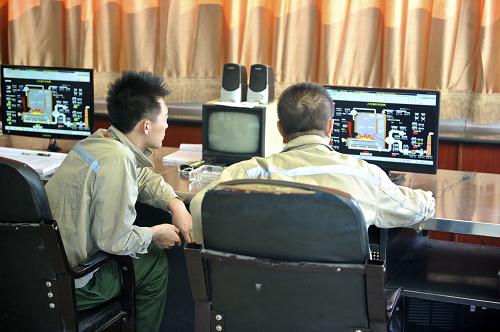 10月15日,呼和浩特市三合村熱源廠的工作人員在操作間使用電腦監(jiān)控鍋爐運(yùn)行狀況。新華社記者 邵琨 攝