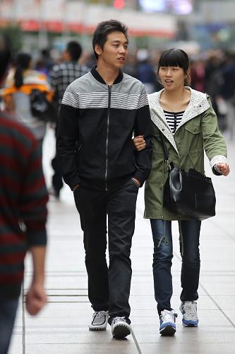 10月15日,游客身著秋裝走在南京路步行街上。新華社發(fā)(楊世超 攝)