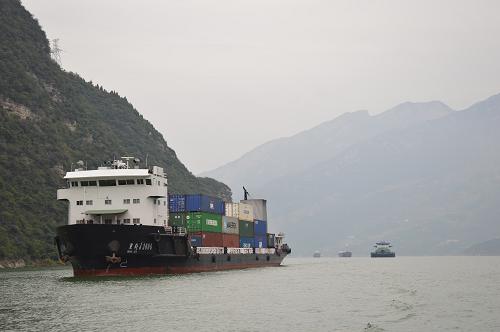 10月16日,船舶有序駛向三峽船閘。新華社記者 梁建強(qiáng) 攝