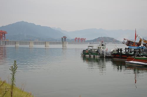 10月16日,三峽水庫蓄水進(jìn)入“五米倒計(jì)時(shí)”,“高峽平湖”的景觀再度出現(xiàn)。新華社記者 梁建強(qiáng) 攝