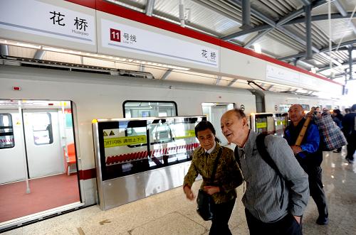 10月16日,來自上海的乘客在花橋站下車。新華社記者 劉巍巍 攝