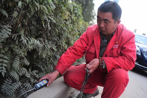10月16日,西寧中油燃?xì)庋矙z員張文濤用天然氣測漏儀檢測管道運(yùn)轉(zhuǎn)是否正常。新華社發(fā)(李少鵬 攝)
