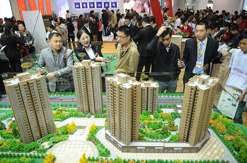 10月17日,市民在開發(fā)商的展臺(tái)前了解新建樓盤信息。當(dāng)日,2013年重慶秋季房交會(huì)在重慶南坪會(huì)展中心開幕。本屆秋交會(huì)共有150余家房地產(chǎn)企業(yè)、房屋中介機(jī)構(gòu)等參加,可供交易房源超過22萬套,不少開發(fā)商推出了打折、促銷等優(yōu)惠舉措,吸引消費(fèi)者的關(guān)注。新華社記者 李健 攝