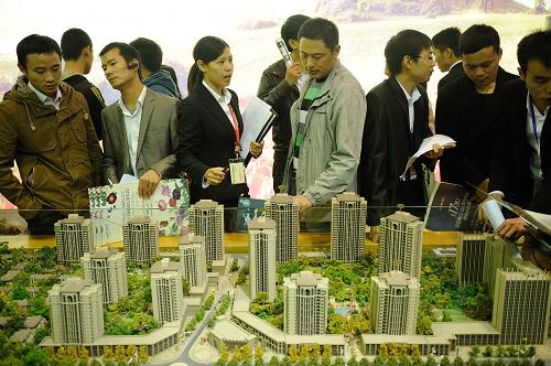 10月17日,市民在開發(fā)商的展臺(tái)前了解新建樓盤信息。新華社記者 李健 攝