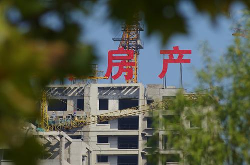 10月18日,工人在山東日照一處在建住宅樓施工。國家統(tǒng)計局18日公布的數(shù)據(jù)顯示,前三季度,我國固定資產投資(不含農戶)309208億元,同比名義增長20.2%,增速比上半年加快0.1個百分點。房地產開發(fā)投資同比名義增長19.7%,增速比上半年回落0.6個百分點。新華社發(fā)(張磊 攝)
