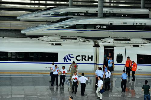 在寧杭甬高鐵開通首日,旅客在杭州鐵路東站上車(7月1日攝)。新華社發(fā)(龍巍 攝)