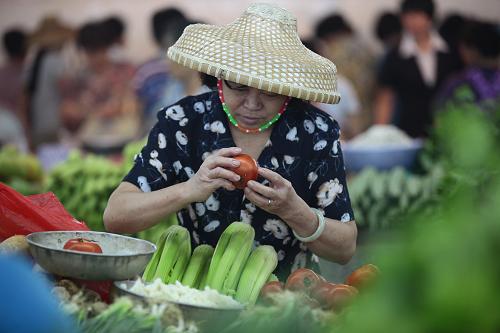 海南省三亞市市民在一市場(chǎng)購(gòu)買蔬菜(10月9日攝)。新華社發(fā)(陳文武 攝)