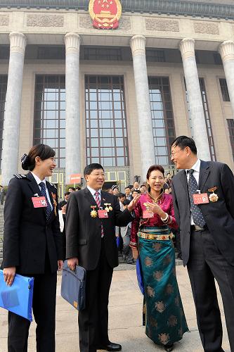 這是大會結(jié)束后,幾名與會代表在相互問候、交流。新華社記者 何俊昌 攝
